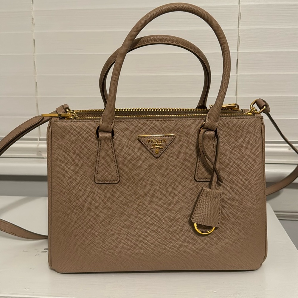Medium Prada Galleria Saffiano leather bag (sand beige)